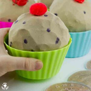 5 CURRANT BUNS SONG RESOURCES - These easy to make fun play buns are great for bringing the nursery rhyme to life, early math skills and imaginative / dramatic play.