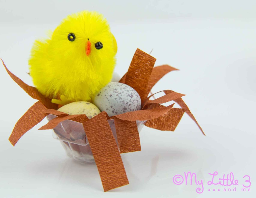 MINI EASTER BASKETS - these little Easter nests are the cutest! A fab recycled Easter craft for kids that can be used as gifts, table decorations or party favours. 
