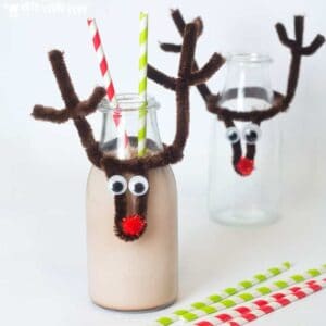 REINDEER CHRISTMAS BOTTLE TOPS This easy reindeer craft makes bottles fun and festive. Pop them on kids milk bottles, fizzy pop or even wine for the grown ups! Make them wider for glasses too. A fun Christmas craft for kids. #reindeer #rudolf #christmas #christmascraft #diy #bottletops #kidscrafts #christmasideas #ornaments #kidscraftroom