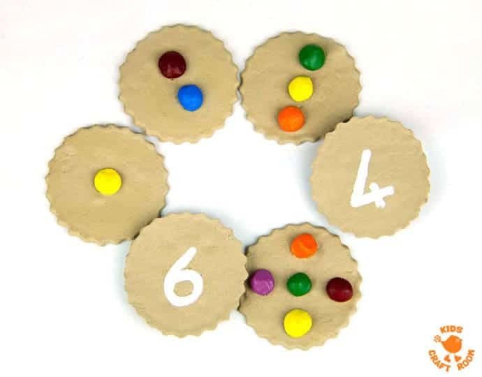 HOMEMADE COUNTING COOKIES MATH GAME - great for early number skills and imaginative play. Easy preschool learning at home. Number recognition, counting and one to one correspondence. #learningthroughplay #earlyyears #preschoolactivities #math #maths #learningactivities #homeschool #ECE #preschool #preK #kidsactivities #counting #numbers #earlylearning #mathgames #mathematics #preschoolers #learningisfun #homeschooling #homeschoolpreschool #imaginativeplay