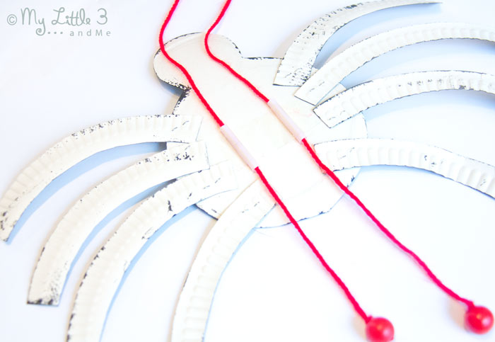 An adorable paper-plate Incy Wincy Spider craft (Itsy Bitsy Spider) that actually climbs! Nursery Rhymes have never been such fun!