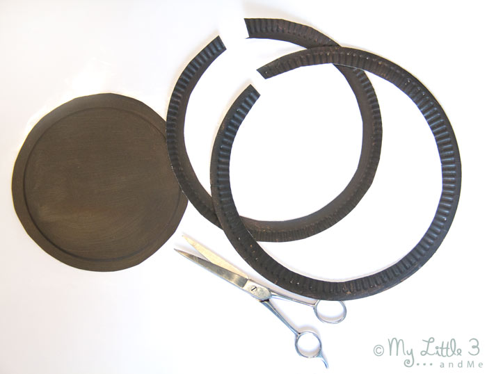 An adorable paper-plate Incy Wincy Spider craft (Itsy Bitsy Spider) that actually climbs! Nursery Rhymes have never been such fun!