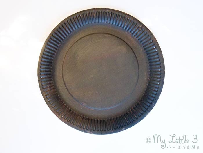 An adorable paper-plate Incy Wincy Spider craft (Itsy Bitsy Spider) that actually climbs! Nursery Rhymes have never been such fun!