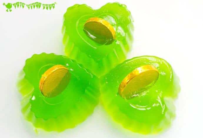 Kids will adore this EDIBLE SENSORY PLAY ST PATRICK'S DAY ACTIVITY. Explore giant wibbly-wobbly squishy shamrock leaves and tasty treasure from the end of the rainbow!