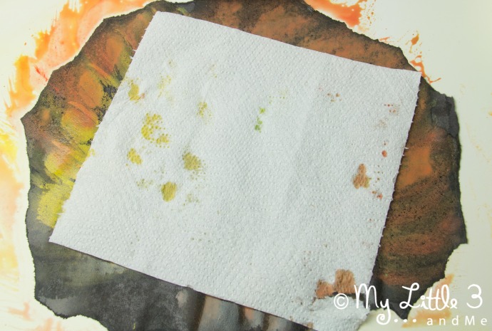I loved the idea of the children being able to combine leaf rubbing with leaf painting and hence this Wax Resist Leaf Painting art project for kids was born! 