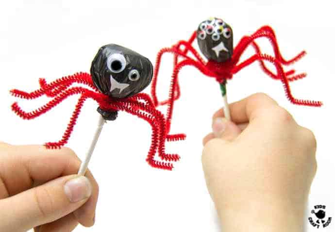 SPIDER POPSICLES - A fun Halloween treat kids can make. This fun spider craft makes Halloween food super quick and easy!