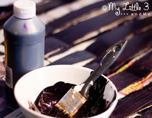 Make GIANT spider decoration for Halloween. Super cute and recycled too! From My Little 3 and Me.