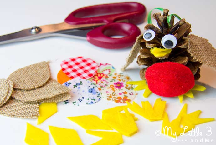 Tweet, tweet! Join us to make adorable CHRISTMAS ROBIN ORNAMENTS. An easy kid-made pine cone Christmas craft to enjoy this holiday.