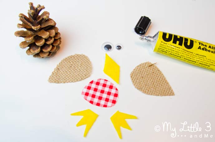 Tweet, tweet! Join us to make adorable CHRISTMAS ROBIN ORNAMENTS. An easy kid-made pine cone Christmas craft to enjoy this holiday.