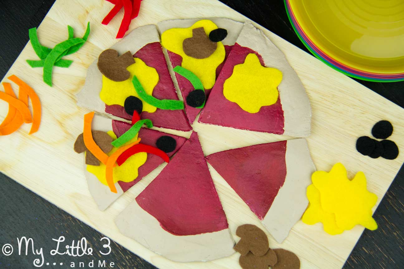 HOMEMADE PIZZA PLAY SET Your kids will enjoy hours of imaginative play and learning with this easy to make and very realistic pizza play food set