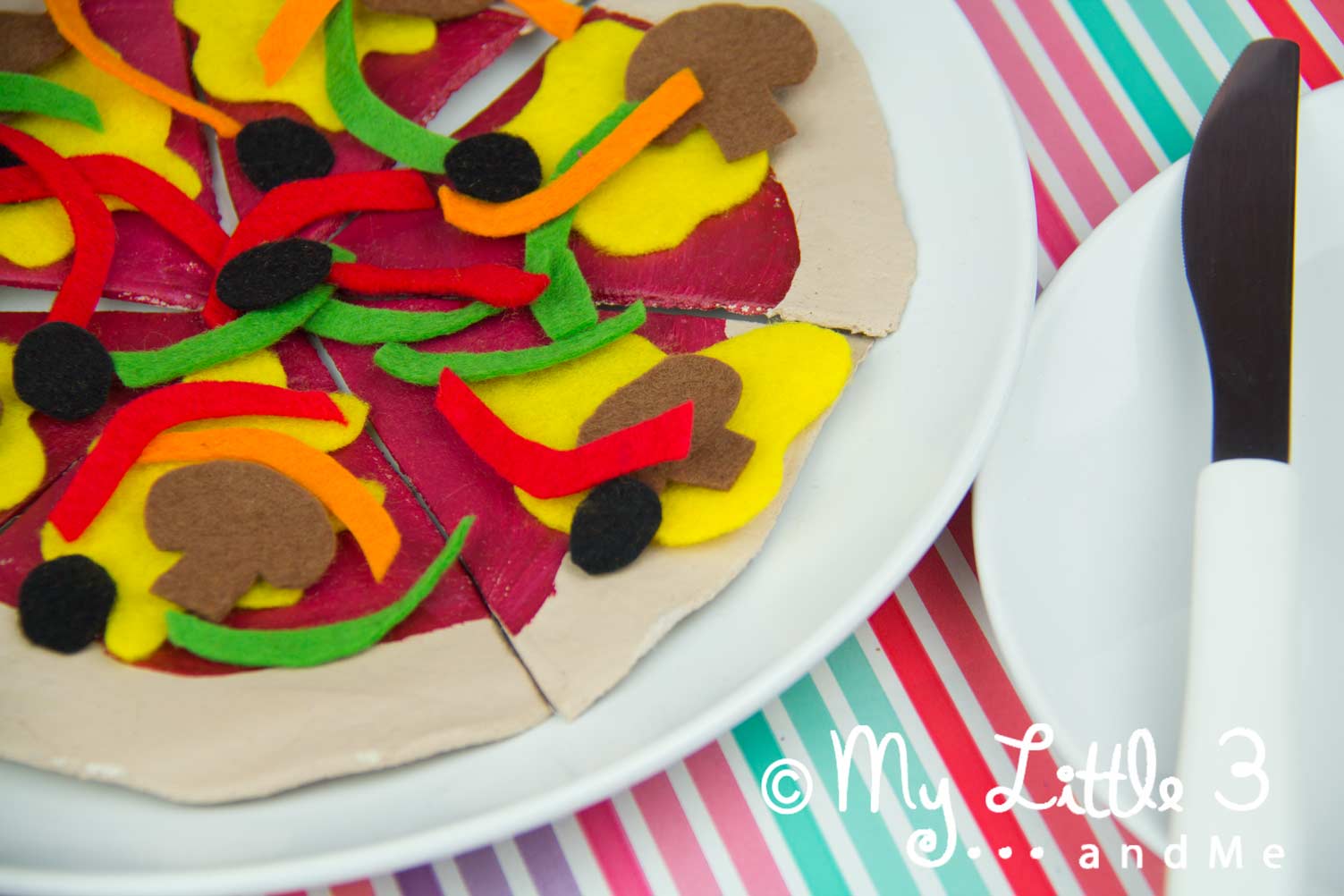 HOMEMADE PIZZA PLAY SET Your kids will enjoy hours of imaginative play and learning with this easy to make and very realistic pizza play food set