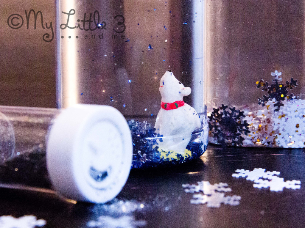 Make WINTER SENSORY BOTTLES - fun exploration for babies and toddlers. 