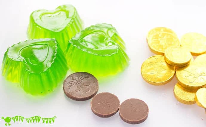 Kids will adore this EDIBLE SENSORY PLAY ST PATRICK'S DAY ACTIVITY. Explore giant wibbly-wobbly squishy shamrock leaves and tasty treasure from the end of the rainbow!
