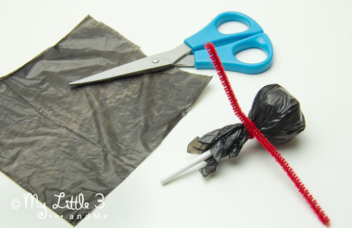 Cute Lollipop Spiders, fun and easy Halloween treats for kids.