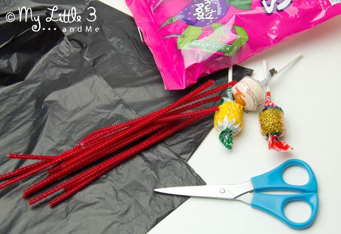 Cute Lollipop Spiders, fun and easy Halloween treats for kids.