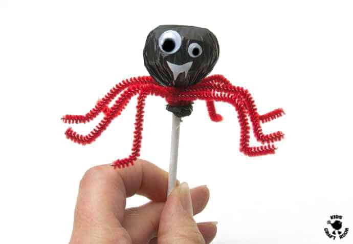 SPIDER POPSICLES - A fun Halloween treat kids can make. This fun spider craft makes Halloween food super quick and easy!