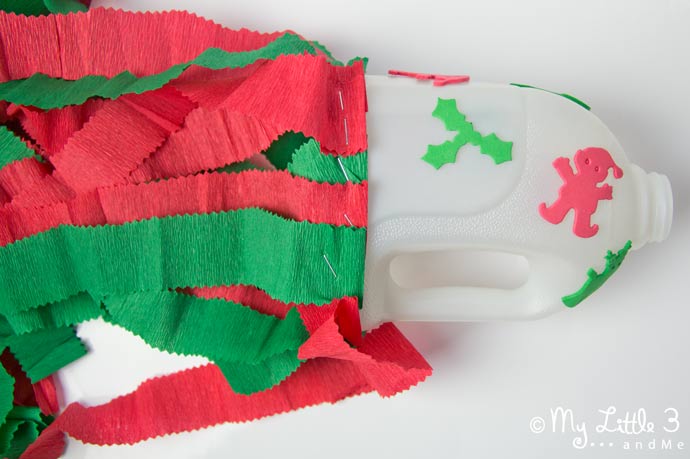 Love simple Christmas kids crafts? Here's a Fun Festive Wind Sock. So wrap up warm and get your little ones outside for a good run-a-round. (mylittle3andme.co.uk)